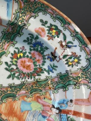 An oval Chinese monogrammed Canton famille rose dish, 19th C. — photo 4