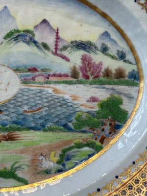 An oval Chinese monogrammed Canton famille rose dish with landscape design, 19th C. — photo 4