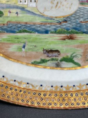 An oval Chinese monogrammed Canton famille rose dish with landscape design, 19th C. — photo 5