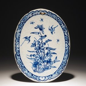 An oval Dutch Delft blue and white plaque with birds among flowers, 18th C. — 照片 1