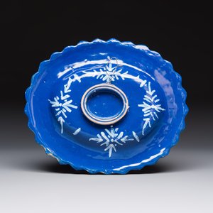 An oval French Persian-blue-ground white-decorated faience dish with butterflies and foliage, Nevers, 17th C. — photo 2