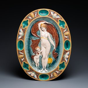 An oval Mintons majolica dish with a goddess with putto, England, year mark 1874 — 照片 1