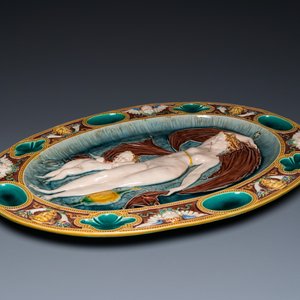 An oval Mintons majolica dish with a goddess with putto, England, year mark 1874 — 照片 3
