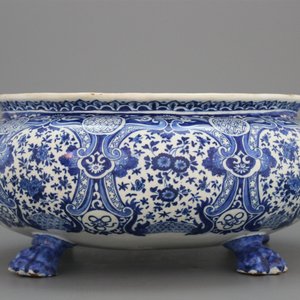 An oval shaped Dutch Delft blue and white wine cooler on 4 feet, Adrianus Kockx, late 17th C. — 照片 1