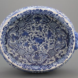 An oval shaped Dutch Delft blue and white wine cooler on 4 feet, Adrianus Kockx, late 17th C. — 照片 4