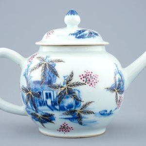 An overdecorated blue and white Chinese teapot and cover, Qianlong, 18th C. — photo 2