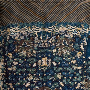 An uncut Chinese blue-ground five-clawed dragon robe, 19th C. — photo 2