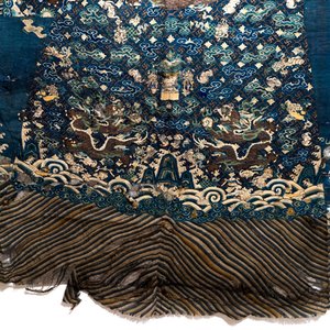 An uncut Chinese blue-ground five-clawed dragon robe, 19th C. — photo 4
