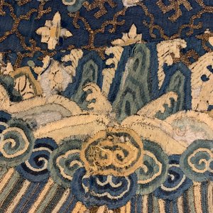 An uncut Chinese blue-ground five-clawed dragon robe, 19th C. — photo 6