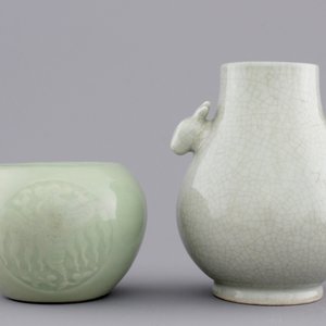 An underglaze decorated Chinese celadon brushwasher and a crackle glazed hu-shaped vase, 19/20th C. — 照片 1