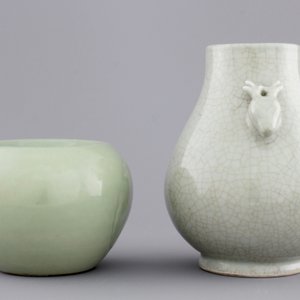 An underglaze decorated Chinese celadon brushwasher and a crackle glazed hu-shaped vase, 19/20th C. — 照片 2