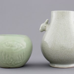 An underglaze decorated Chinese celadon brushwasher and a crackle glazed hu-shaped vase, 19/20th C. — 照片 3