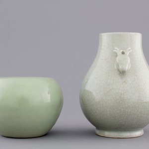An underglaze decorated Chinese celadon brushwasher and a crackle glazed hu-shaped vase, 19/20th C. — 照片 4