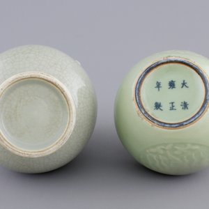 An underglaze decorated Chinese celadon brushwasher and a crackle glazed hu-shaped vase, 19/20th C. — 照片 5