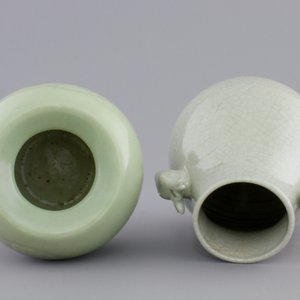 An underglaze decorated Chinese celadon brushwasher and a crackle glazed hu-shaped vase, 19/20th C. — 照片 6