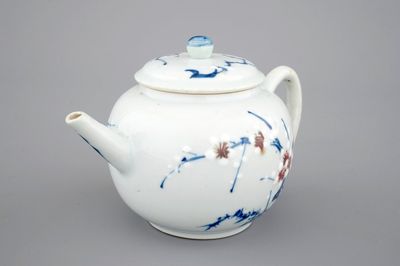 Une théière en bleu, blanc et rouge en porcelaine de Chine, époque Kangxi, ca. 1700