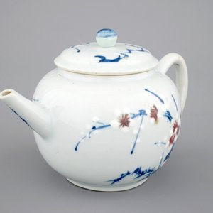 Une théière en bleu, blanc et rouge en porcelaine de Chine, époque Kangxi, ca. 1700 — photo 1
