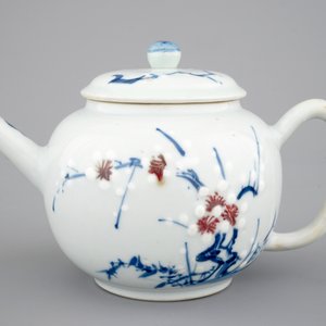 Une théière en bleu, blanc et rouge en porcelaine de Chine, époque Kangxi, ca. 1700 — photo 2