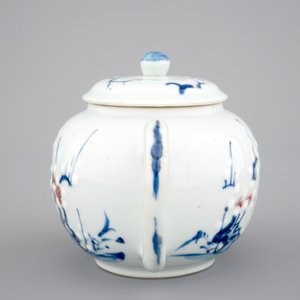 Une théière en bleu, blanc et rouge en porcelaine de Chine, époque Kangxi, ca. 1700 — photo 3