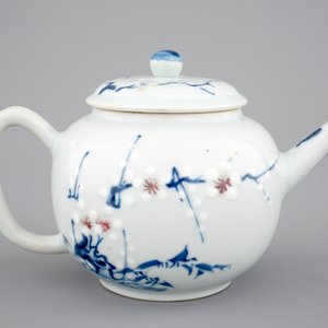 Une théière en bleu, blanc et rouge en porcelaine de Chine, époque Kangxi, ca. 1700 — photo 4