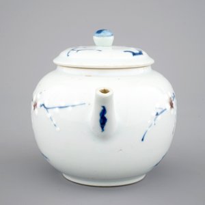 Une théière en bleu, blanc et rouge en porcelaine de Chine, époque Kangxi, ca. 1700 — photo 5