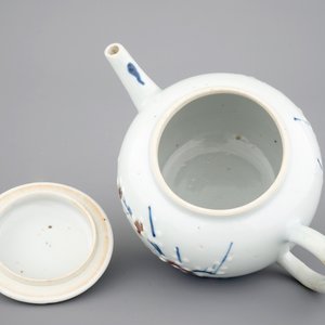 Une théière en bleu, blanc et rouge en porcelaine de Chine, époque Kangxi, ca. 1700 — photo 6