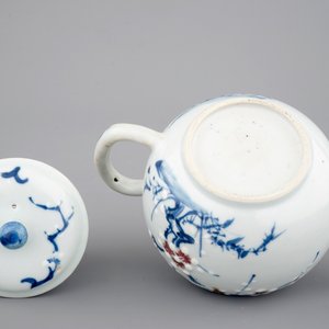 Une théière en bleu, blanc et rouge en porcelaine de Chine, époque Kangxi, ca. 1700 — photo 7