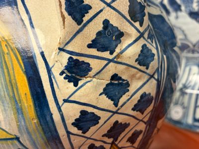 An unusual large polychrome Italian maiolica two-handled 'Cupid and Psyche' wet drug jar inscribed 'Rodomel', probably Rome, early 16th C. — photo 4