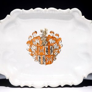 An unusual armorial tray "de Mathelin", Brussels or Northern France, 18/19th C. — photo 1
