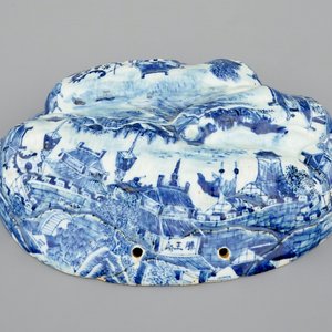 An unusual blue and white Chinese porcelain walnut-shaped hanging ornament or lid, 18th C. — photo 1