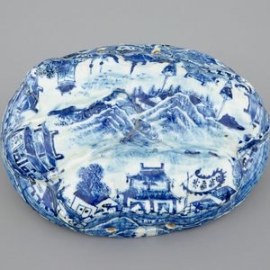 An unusual blue and white Chinese porcelain walnut-shaped hanging ornament or lid, 18th C. — photo 2