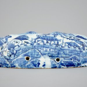 An unusual blue and white Chinese porcelain walnut-shaped hanging ornament or lid, 18th C. — photo 3