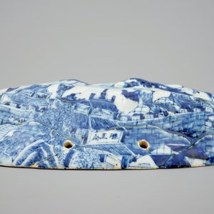 An unusual blue and white Chinese porcelain walnut-shaped hanging ornament or lid, 18th C. — photo 5