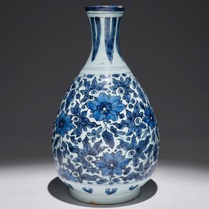 An unusual blue and white Dutch Delft chinoiserie bottle vase with lotus scroll design, late 17th C. — 照片 1