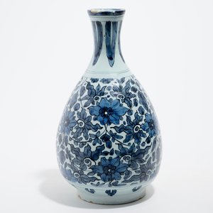 An unusual blue and white Dutch Delft chinoiserie bottle vase with lotus scroll design, late 17th C. — 照片 2