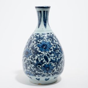 An unusual blue and white Dutch Delft chinoiserie bottle vase with lotus scroll design, late 17th C. — 照片 3