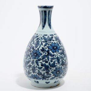 An unusual blue and white Dutch Delft chinoiserie bottle vase with lotus scroll design, late 17th C. — 照片 4