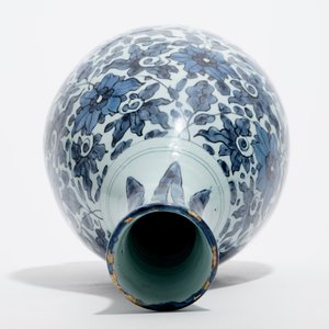 An unusual blue and white Dutch Delft chinoiserie bottle vase with lotus scroll design, late 17th C. — 照片 7