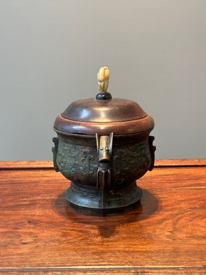 An unusual Chinese archaistic bronze censer with wooden cover, 'gui', Song — photo 2