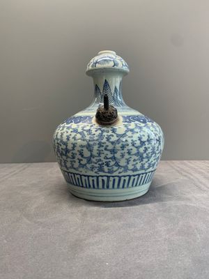 An unusual Chinese blue and white kendi, inscribed Tjienbielcie Tjantjekeng Surabaya, 19th C. — photo 4
