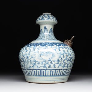 An unusual Chinese blue and white kendi, inscribed Tjienbielcie Tjantjekeng Surabaya, 19th C. — photo 3