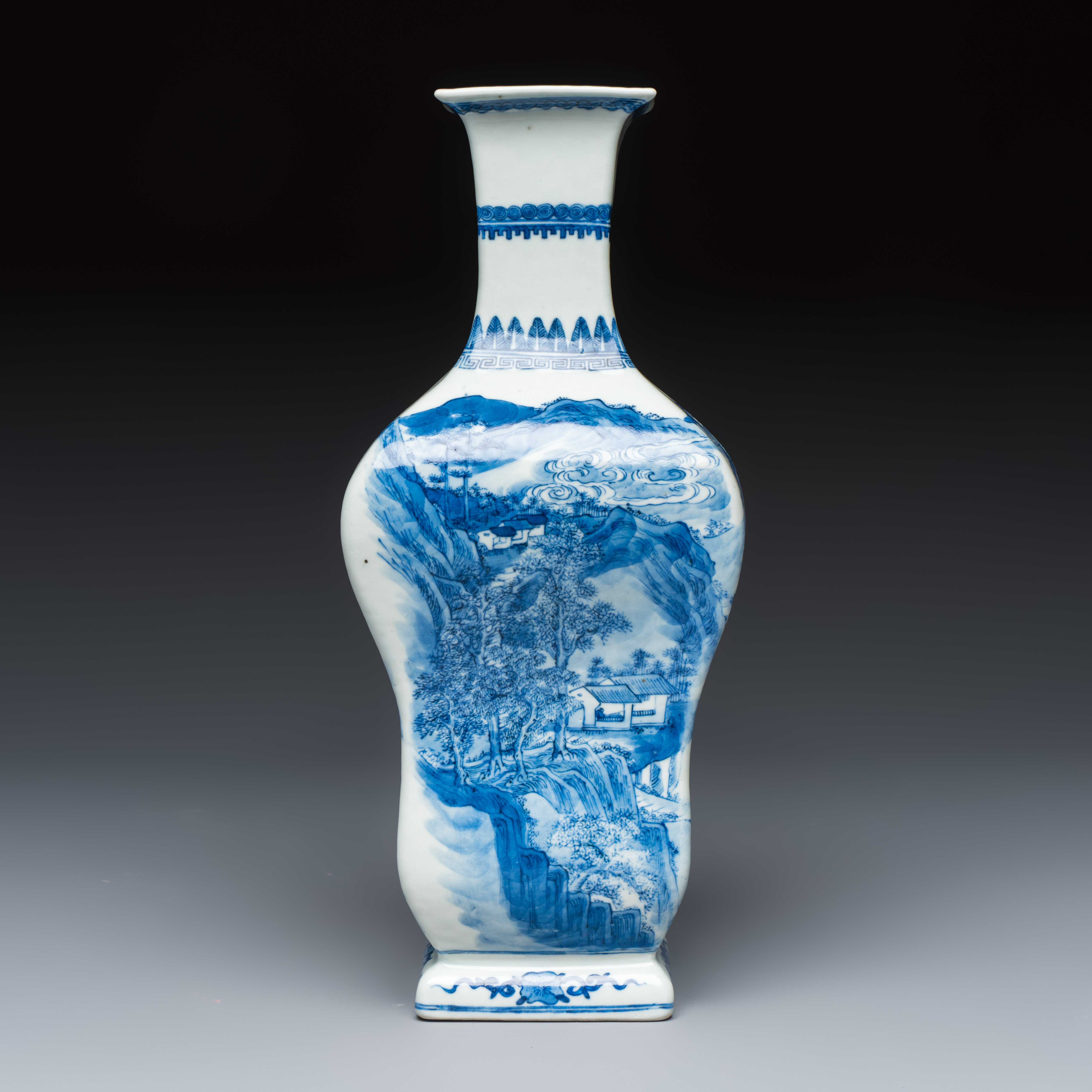 An unusual Chinese blue and white 'Mountainous Landscape' vase — photo 4
