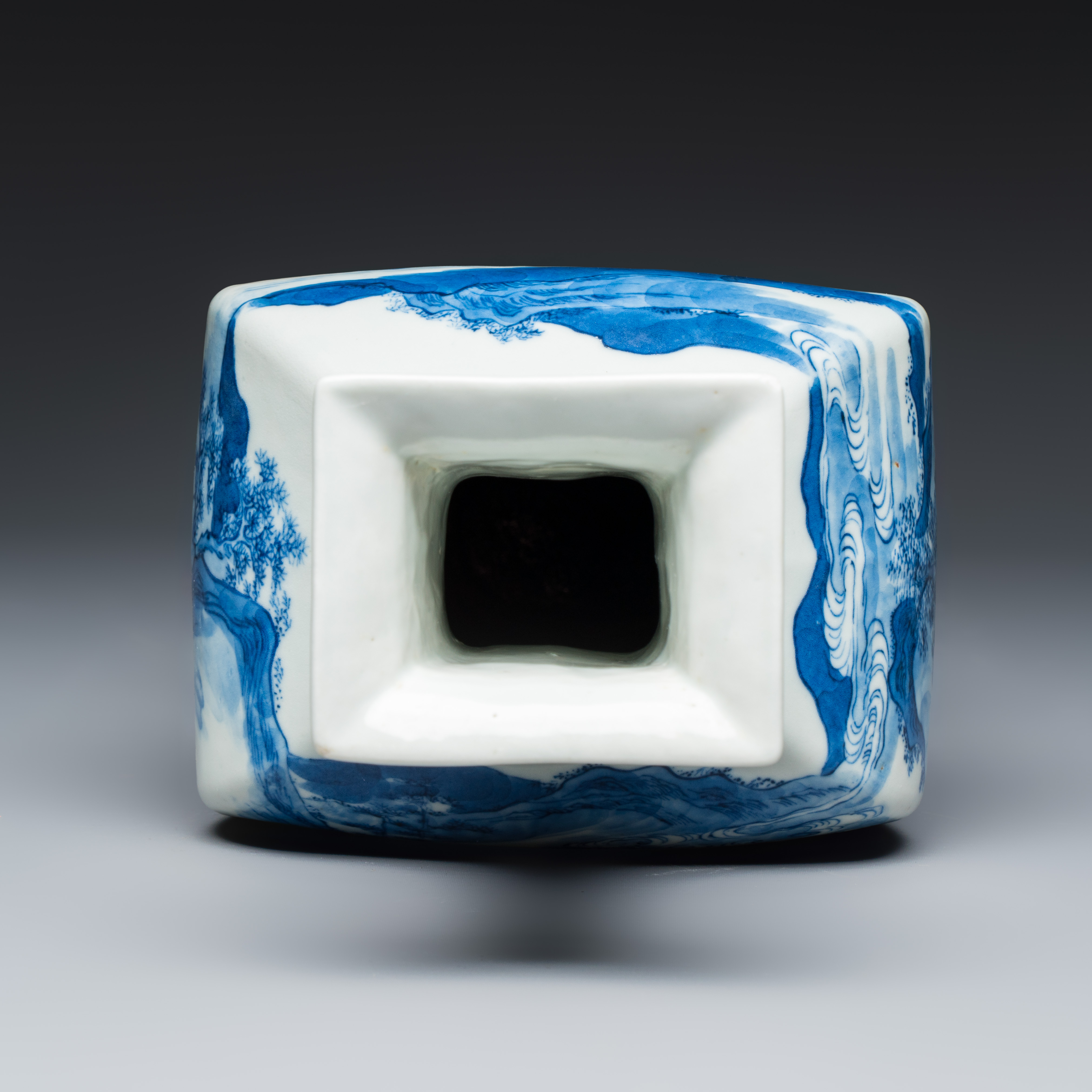 An unusual Chinese blue and white 'Mountainous Landscape' vase — photo 6
