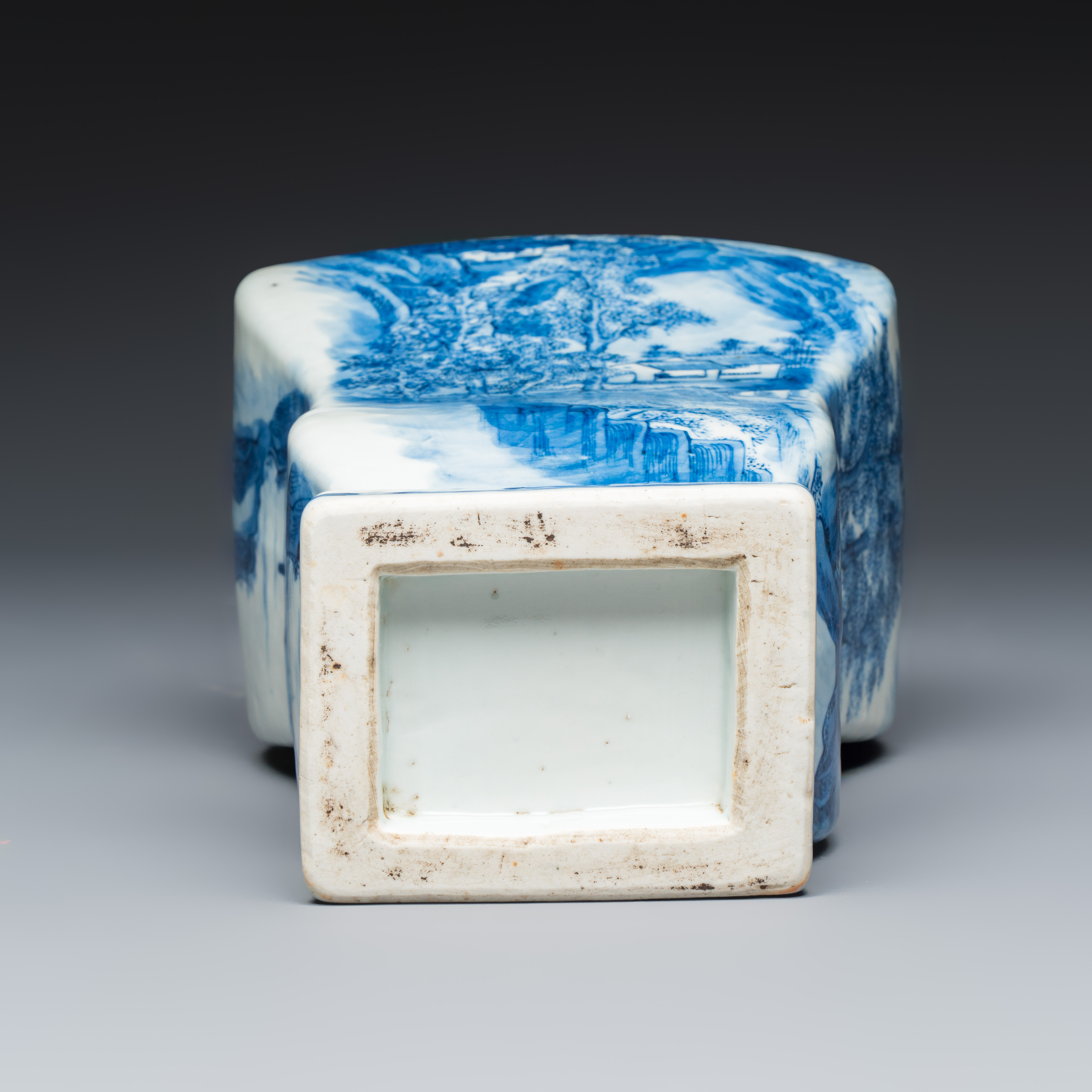 An unusual Chinese blue and white 'Mountainous Landscape' vase — photo 7
