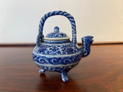 An unusual Chinese blue and white teapot and cover, Xuande mark, probably Qing — photo 3
