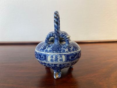 An unusual Chinese blue and white teapot and cover, Xuande mark, probably Qing — photo 4