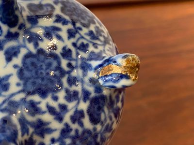 An unusual Chinese blue and white teapot and cover, Xuande mark, probably Qing — photo 8