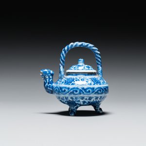 An unusual Chinese blue and white teapot and cover, Xuande mark, probably Qing — photo 2