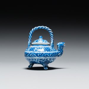 An unusual Chinese blue and white teapot and cover, Xuande mark, probably Qing — photo 4