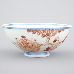An unusual Chinese blue, white and iron red bowl, 19th C — 照片 1